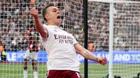 Arsenal edge closer to title