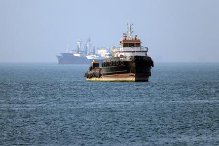 US-Iran Strikes Escalate, Ceasefire in Peril