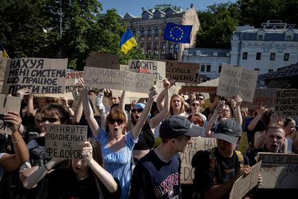 Russian Missiles Strike Kyiv as Starmer Visits