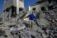 Israeli airstrikes kill 11 in southern Lebanon