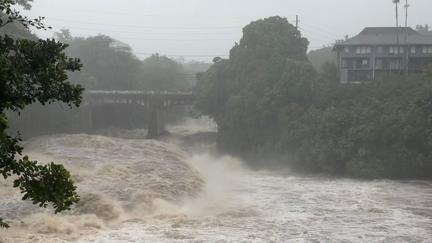 Hurricane Lala batters Hawaii, weakens to tropical storm