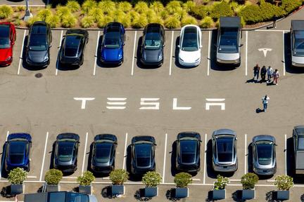 Feds Probe Fatal Tesla Crash in Texas
