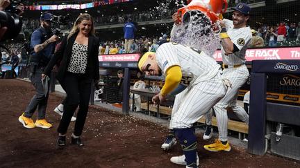 Brewers rally past Yankees in 10th