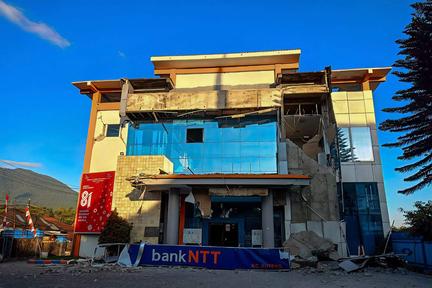 Magnitude 7.7 quake hits Indonesia, tsunami warning
