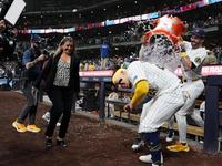 Brewers rally past Yankees in 10th