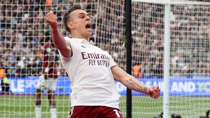 Arsenal edge closer to title