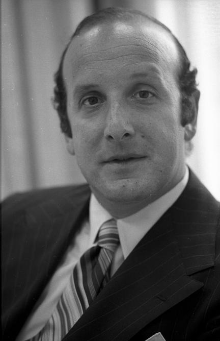 Clive Davis, Music Mogul, Dies at 94