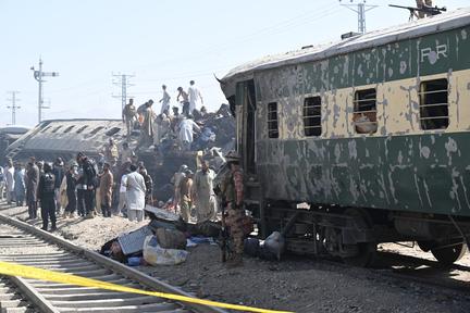 Pakistan train bombing kills 30