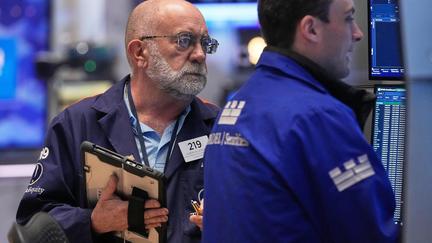 Samsung hits $1 trillion value
