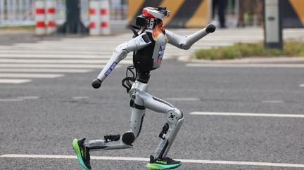 Robot breaks half-marathon record