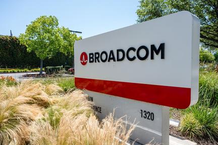 Anthropic signs major AI chip deals