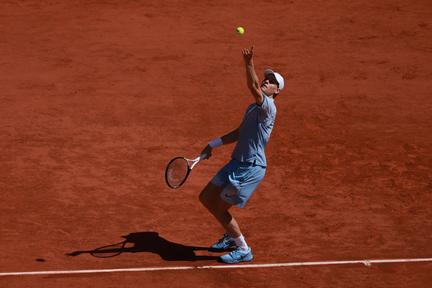 Djokovic Fights Through Paris Heat