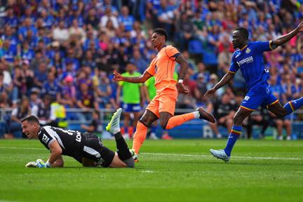 Barcelona close in on title