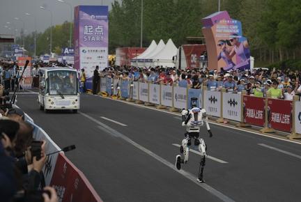 Robot sets half-marathon record
