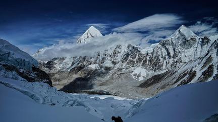 Everest climbing route delayed