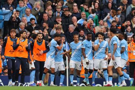 Man City keep pressure on Arsenal