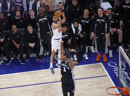 Spurs Beat Knicks in Game 3