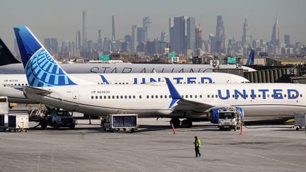 United jet strikes Newark light pole