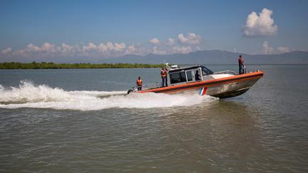 250 missing after boat capsizes