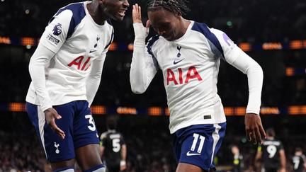 Spurs draw Leeds in survival fight