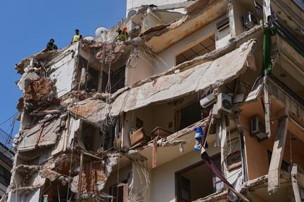 Israel surrounds Lebanese town