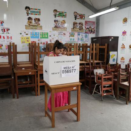 Peru Presidential Race in Dead Heat