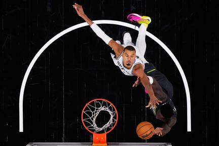 Spurs rout Timberwolves in Game 2