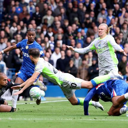 Manchester City crush Chelsea