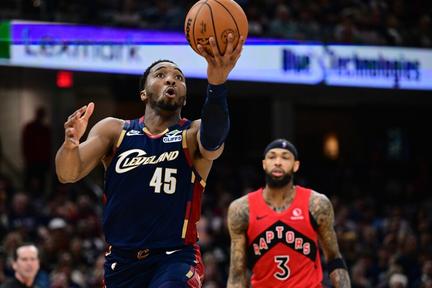 Cavaliers dominate Raptors in series opener