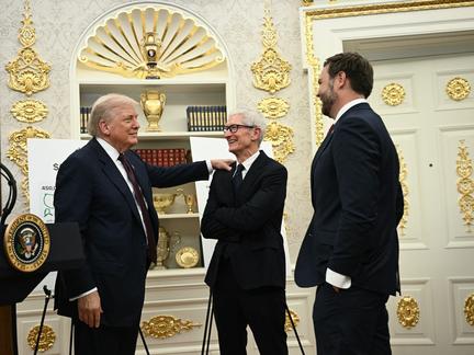 Tim Cook steps down at Apple