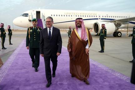 Starmer visits Gulf to secure Hormuz