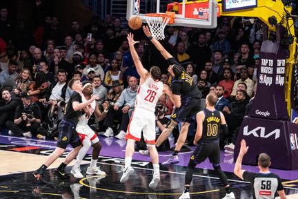 Lakers Take 2-0 Lead Over Rockets