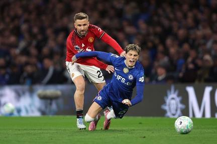 Man Utd edge Chelsea at Bridge