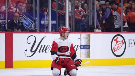 Hurricanes sweep Flyers to advance