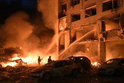 Russian Strikes Kill 14 in Kyiv