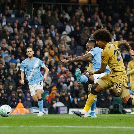 Man City keep pressure on Arsenal