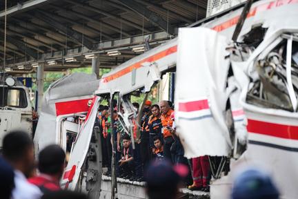 Indonesia train crash kills 14