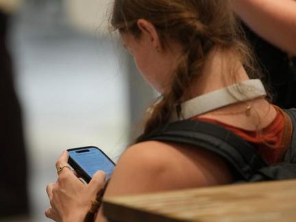 UK Plans Midnight Social Media Curfew for Teens