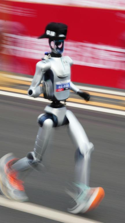 Robot beats half-marathon record