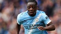 Man City keep pressure on Arsenal