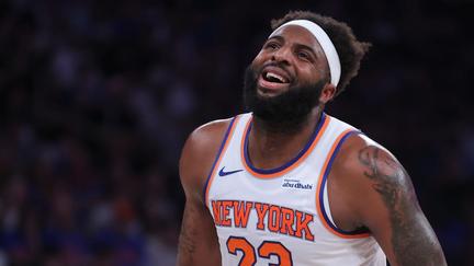 Mitchell Robinson Breaks Pinky