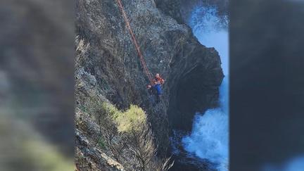 Daring Australian cliff rescue