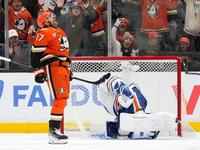 Ducks lead Oilers 2-1