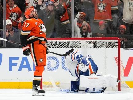 Ducks lead Oilers 2-1
