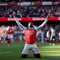 Arsenal reclaim top spot