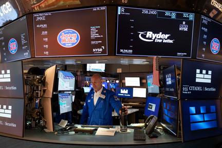 Amazon Soars, Apple Sinks in Split Tech Earnings