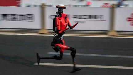 Robot beats human half-marathon record