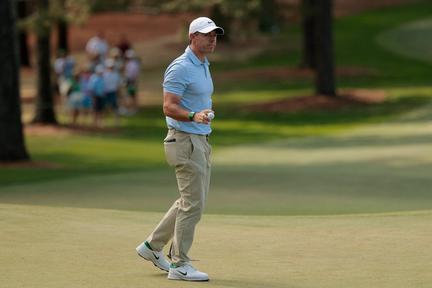 Rory McIlroy battles for Masters title