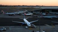 Sinkhole closes LaGuardia runway