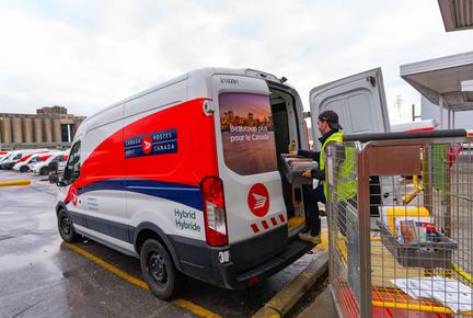 Canada Post reports record loss